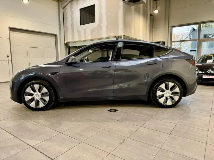 Tesla Model Y Dual Motor Long Range Autopilot